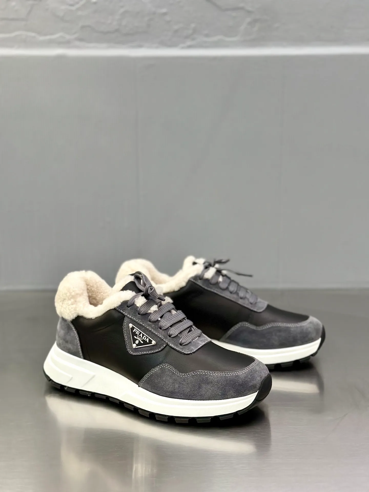 💰780 Prada/Prada men's new wool sneakers. This sneaker presents a modern version, reinterpreting the brand's archive style with clean lines and smooth details. The shoes are made of calf leather and technical fabric, with a triangular metal logo on the outside, bright TPU decoration on the heel, and a longer and padded inner heel design for a more comfortable fit. The tongue is decorated with a silk-screen logo, and is paired with a hollow rubber sole on the heel. The full cowhide lining comes standard with logo cowhide foot pads, making the upper foot taller, more comfortable, and versatile! Comes with full original packaging! Size: 39-40-41-42-43-44 standard leather shoe size (45 can be customized and does not support returns)